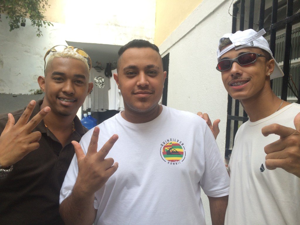 DJ Perera (centro), ao lado dos MCs Juninho Jr e Livinho - Foto: Renato Barreiros