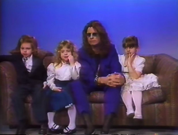 Ozzy, ao lado dos filhos Jack, Kelly e Aimée (à dir.) - Foto: Youtube