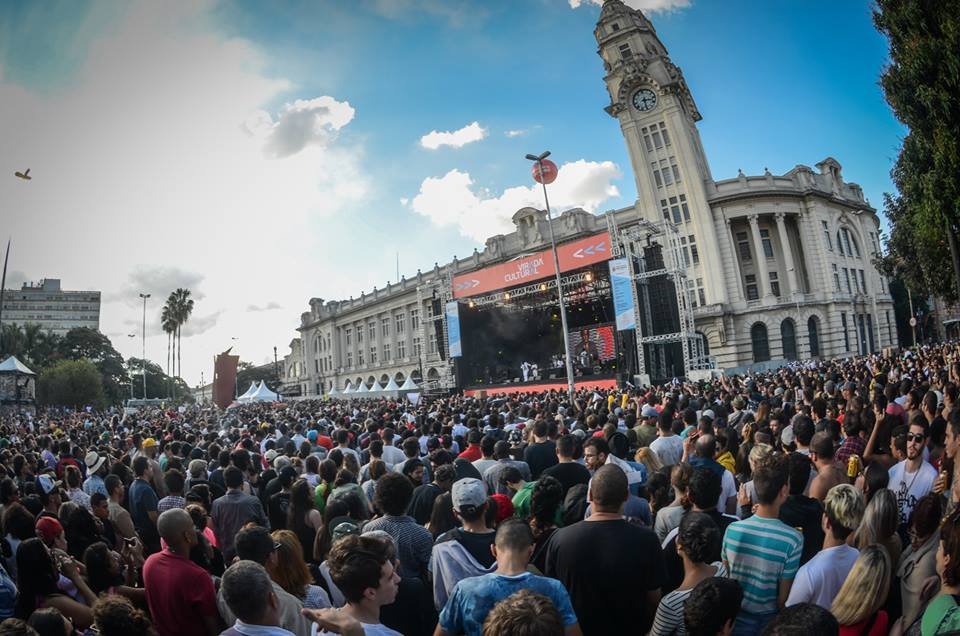 O público de Emicida canta numa só voz na praça Júlio Prestes (foto Christian Braga/Mídia Ninja)