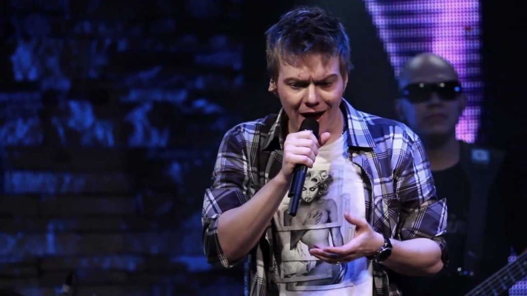 Cantor Toca do Vale cancela show após acidente de trânsito no