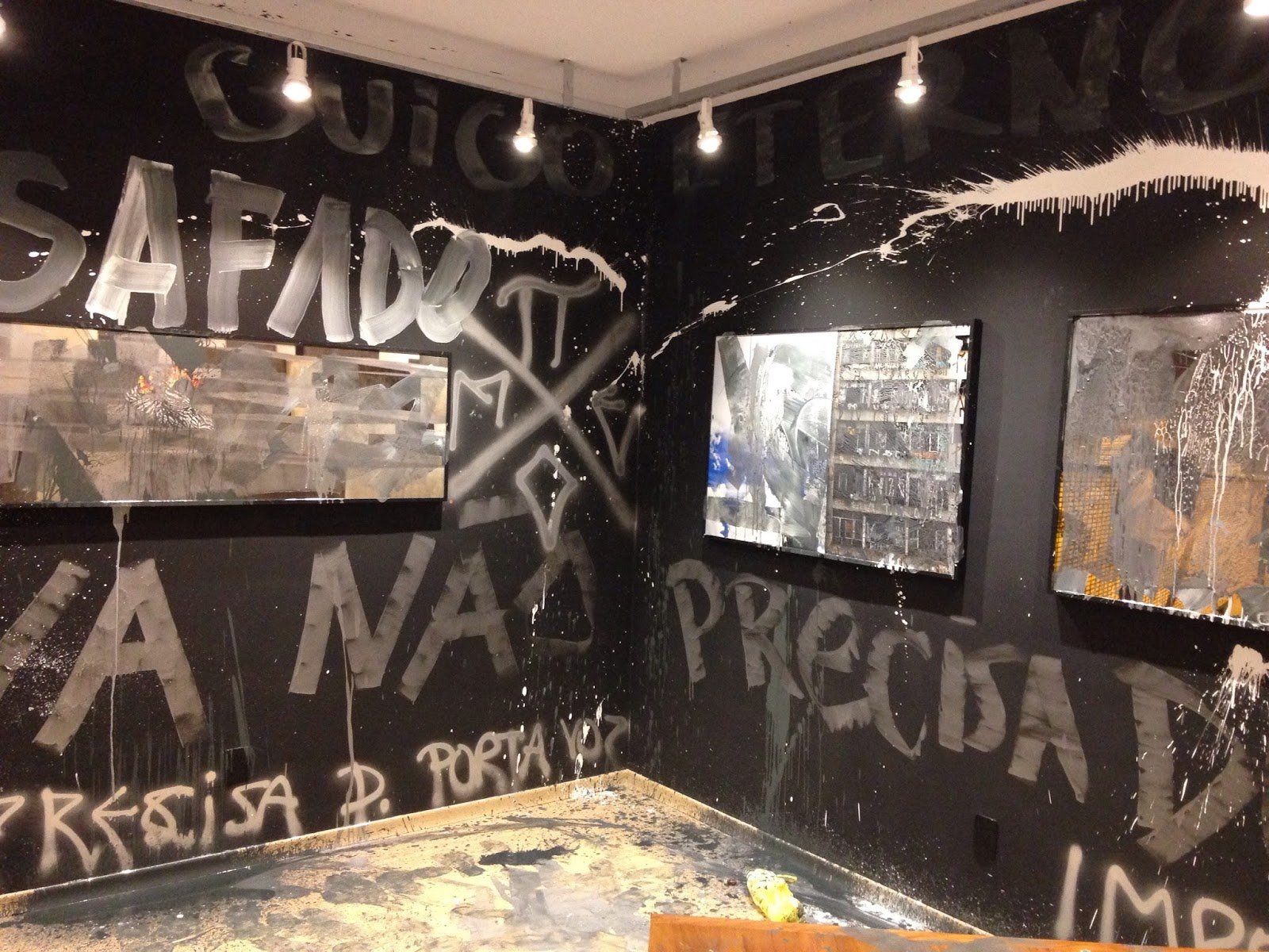 Quadros de Choque e paredes da galeria Crivo, que foram alvo da ação de pichadores - Foto Jotabê Medeiros