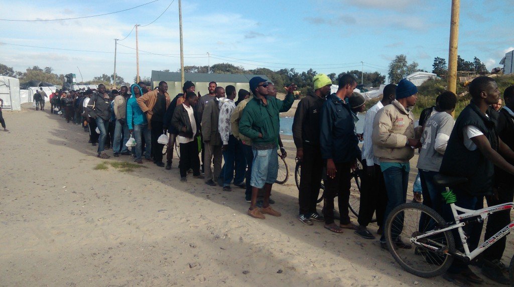 Refugiados fazem fila para receber doações, que chegam dediversos lugares, uma pratica comum no cotidiano da Nova Floresta