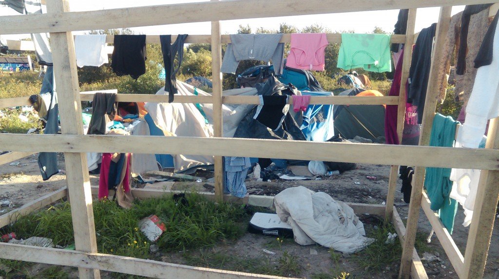 As roupas secam ao céu de Calais, flutuando em algum ponto não-equidistante do espaço-tempo entre os refugiados do mundo e os sem-terra e sem-teto dos brasis