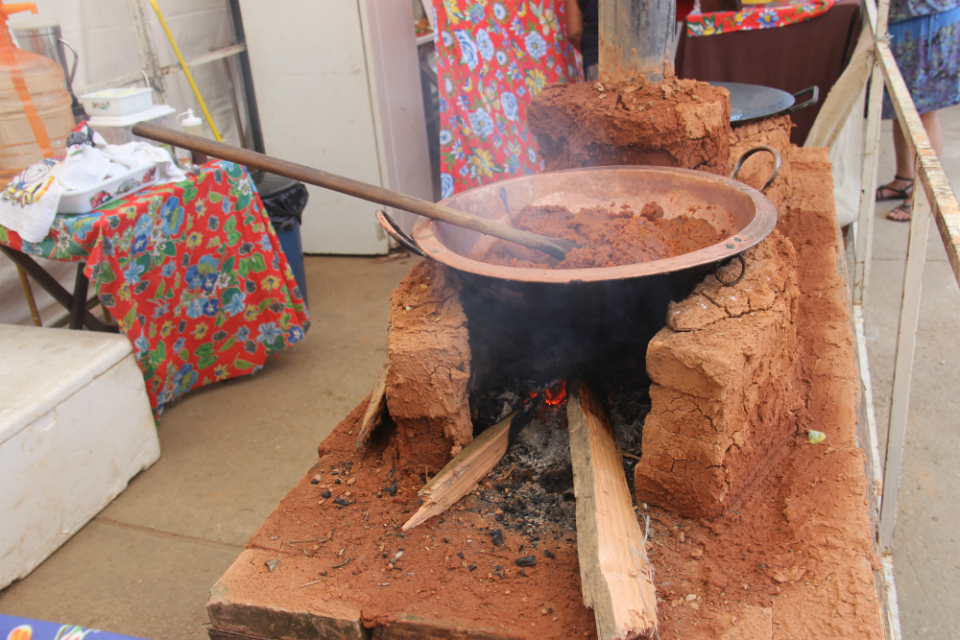 Comidas típicas são preparadas em fogão de barro e fogo a lenha