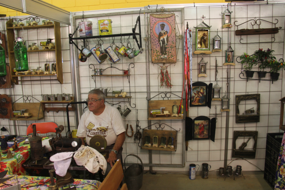 Em Jaboticabal, Benedito Faria  fabrica brinquedos de lata e madeira especialmente para o evento