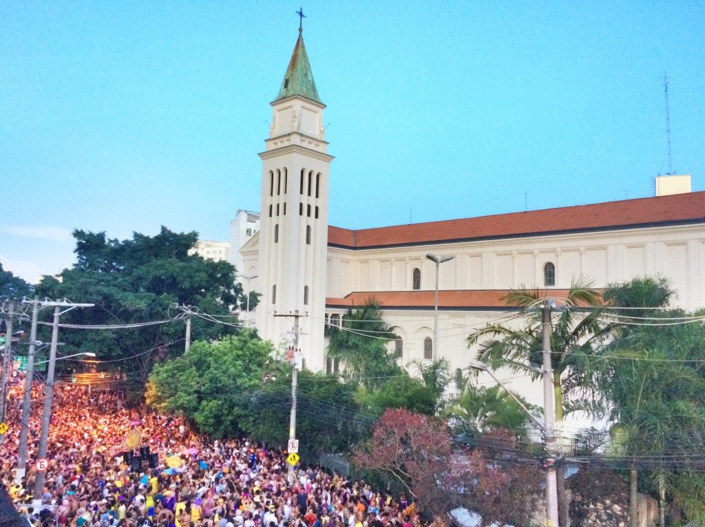 Paulistanas e paulistanos se espremem ao lado da igreja do largo Padre Péricles, na passagem do bloco Agora vai - foto Pedro Alexandre Sanches