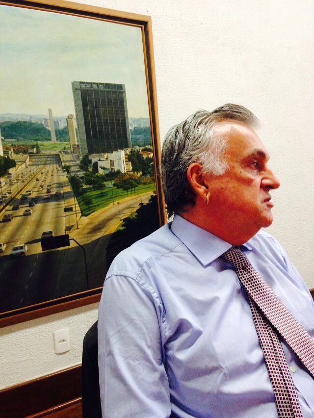 Juca Ferreira fala em frente a uma foto antiga de São Paulo, na sede local da Funarte - foto Jotabê Medeiros