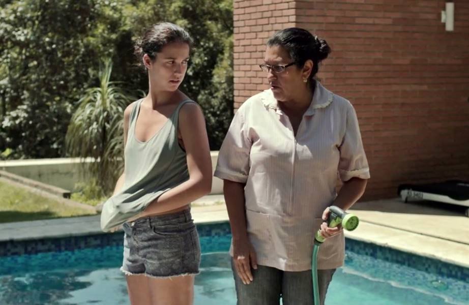 A estudante Jessica (Paula?) e a faxineira Val (Dilma?), mulheres protagonistas de "Que Horas ela Volta?"