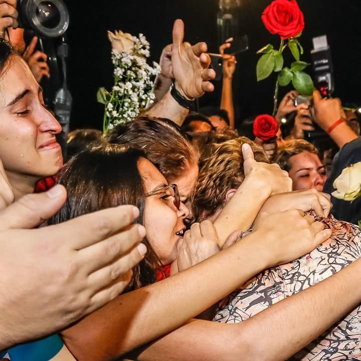 Mulheres envolvem Dilma Vana em abraço "todas juntas somos fortes"