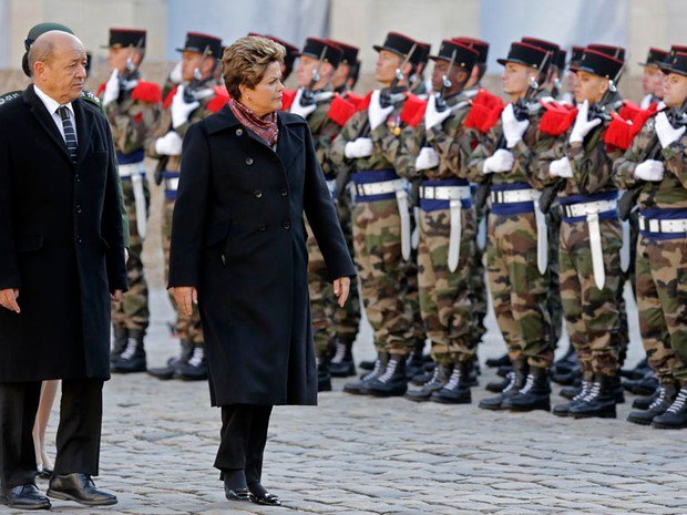 A brasileira Dilma Vana Rousseff passa em revista as tropas francesas