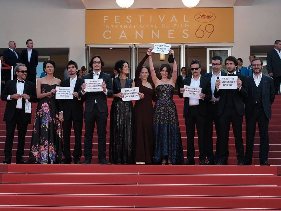 Protesto da equipe de 'Aquarius' no Festival de Cannes - Foto: M. Petit  Festival de Cannes/Divulgação