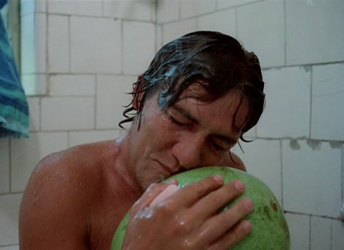O ator Claudio Cavalcanti em "situação sexual complexa" com uma melancia durante a ditadura Geisel, em cena do filme "Contos Eróticos" (1977)