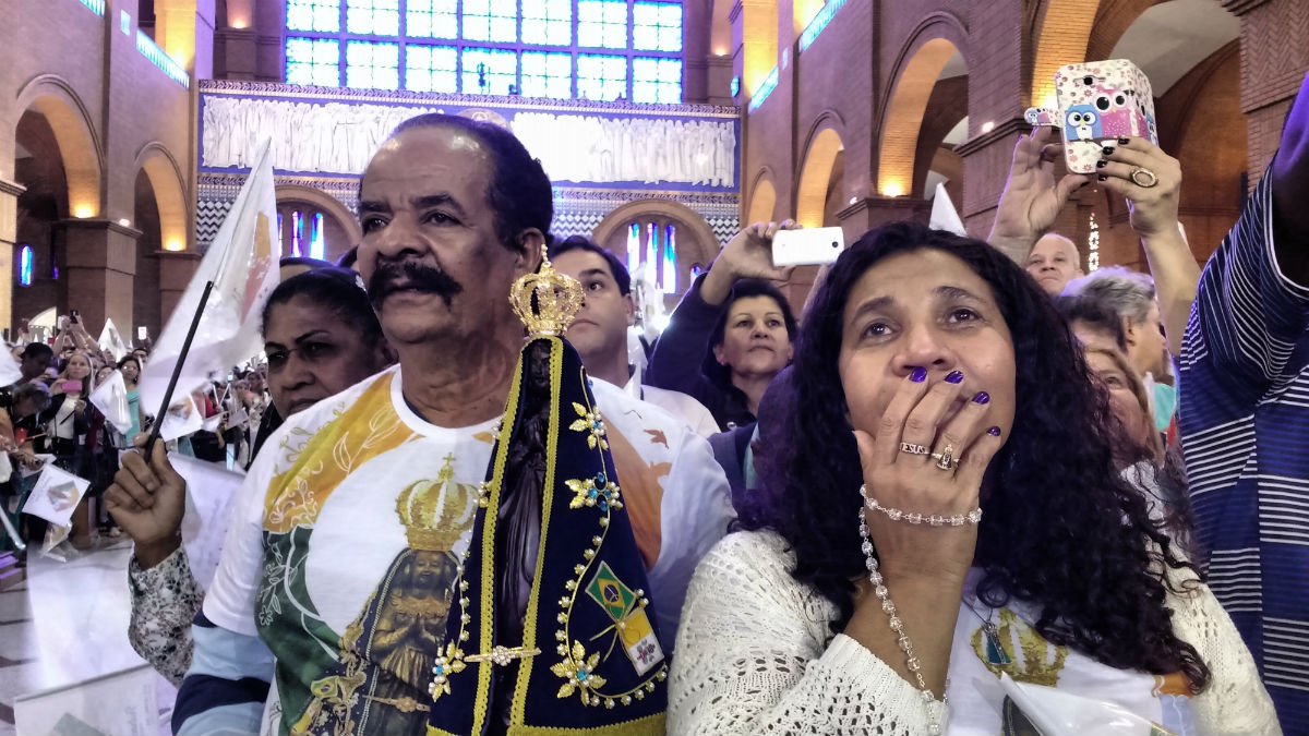 Edna Santos e Manoel Medina se revezam para não perder o local dentro da Basílica de Aparecida - Fotos: Eduardo Nunomura