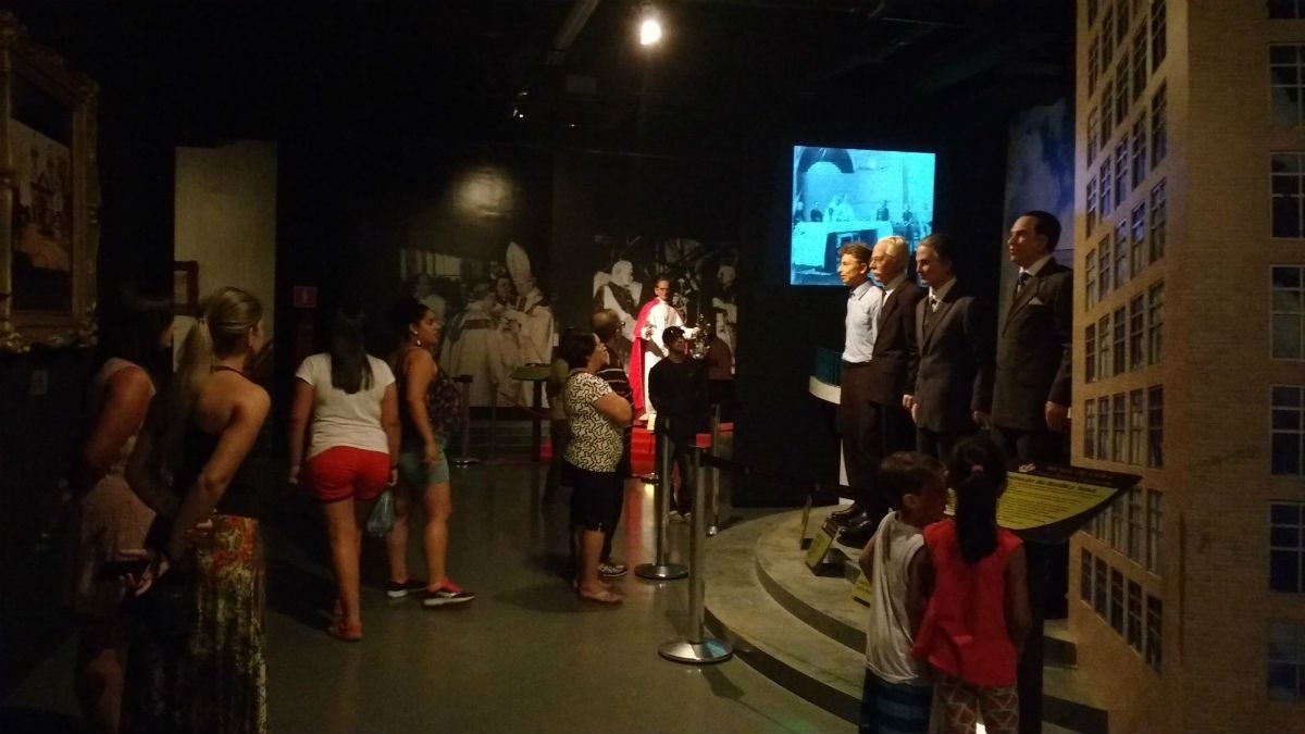 Visitantes no Museu de Cera, em Aparecida