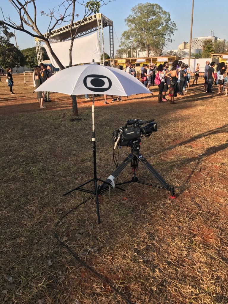 No sábado, um jornalista fantasiado de Homem Invisível grava os shows do CoMa em Brasília para a Rede Globo.