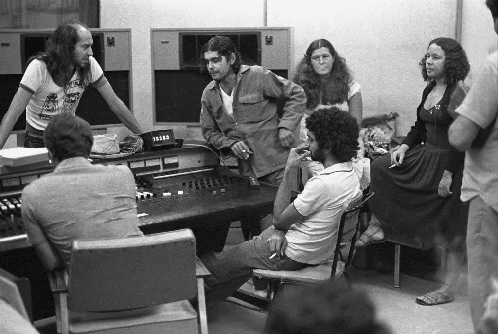 Eduardo (à esq.) e outros artistas errantes do Pessoal do Ceará em estúdio em 1979, para gravar "Massafeira" na CBS em que Fagner se tornara diretor artístico - foto Gentil Barreira/divulgação
