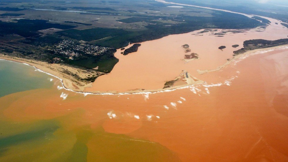 Suicidado, o Rio Doce  deságua intoxicado em oceano.