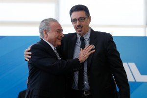 Michel Temer dá o abraço fraternal em Sérgio Sá Leitão, em sua posse no Ministério da Cultura, em 27 de julho de 2017 - Foto Beto Barata/PR