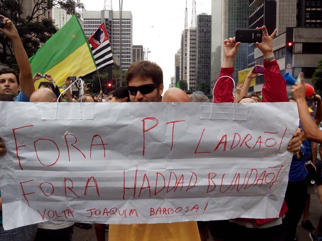 Manifestante segura cartaz contra PT e Haddad - Fotos Eduardo Nunomura