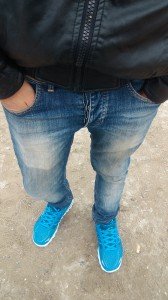 O engenheiro civil sirio Moayad, 28 anos, não quer mostrar o rosto, mas exibe com alegria o tênis novo adquirido na França, depois de arrebentar três botas no périplo da Siria-Turquia-Grécia-Macedônia-Hungria-Áustria-França