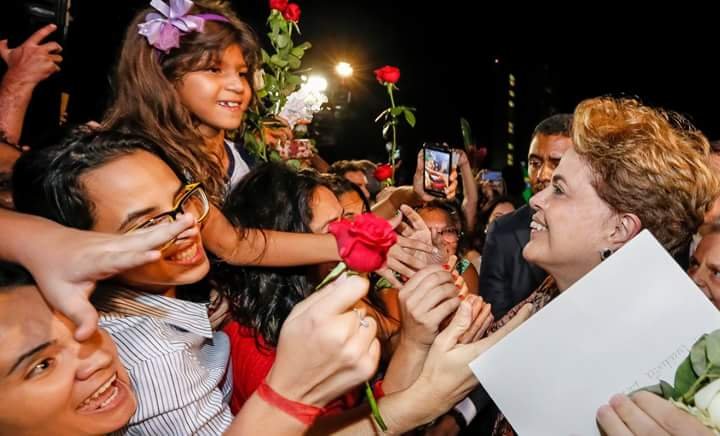 Após a aprovação do golpeachment na Câmara Federal, Dilma Vana recebe amor feminino à entrada do Palácio do Alvorada