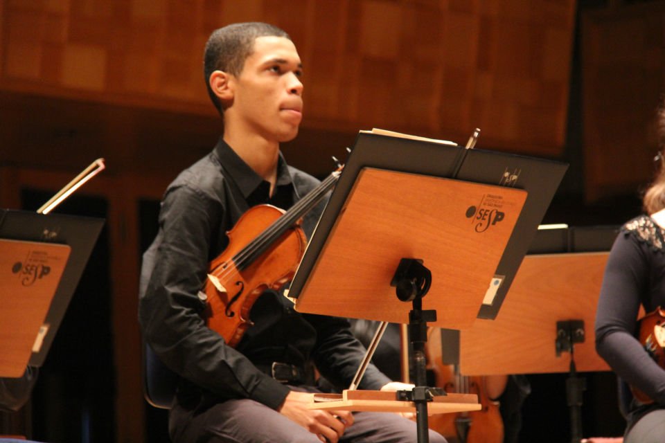 O violinista Nathan Amaral, bolsista da 47ª edição do festival, aprendeu a tocar o instrumento na favela da Mangueira, no Rio