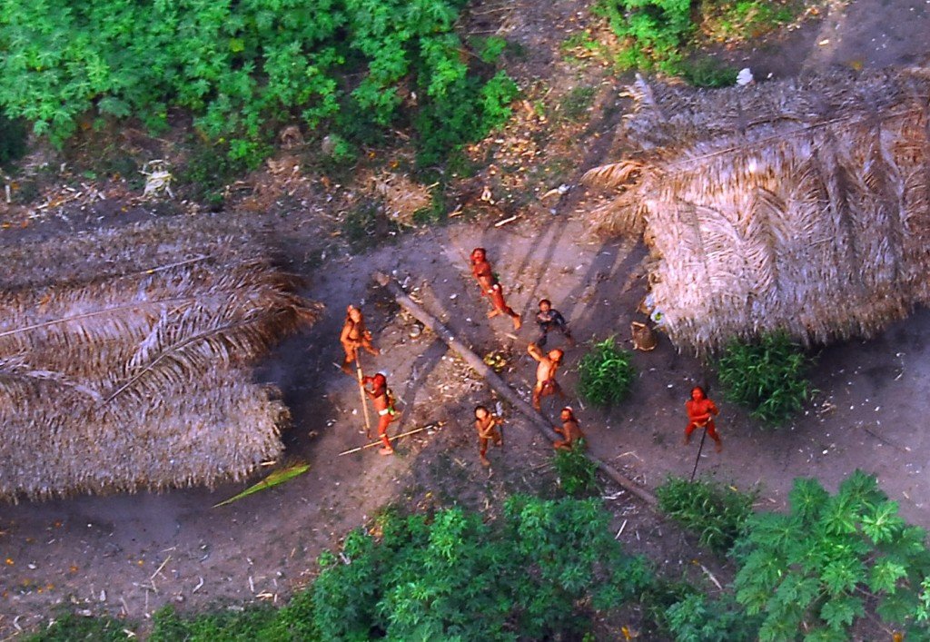 SAO PAULO 29-05-2008 VIDA & In this image made available Thursday May 29, 2008, from Survival International,  showing 'uncontacted Indians'  of the Envira,  who have never before had any contact with the outside world, photographed during an overflight in May 2008, as they camp in the Terra Indigena Kampa e Isolados do Envira, Acre state, Brazil, close to the border with Peru. 'We did the overflight to show their houses, to show they are there, to show they exist,' said uncontacted tribes expert Jos Carlos dos Reis Meirelles Jnior.FOTO Gleison Miranda, Funai/AE