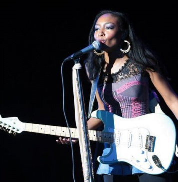 Malina Moye, foxey lady