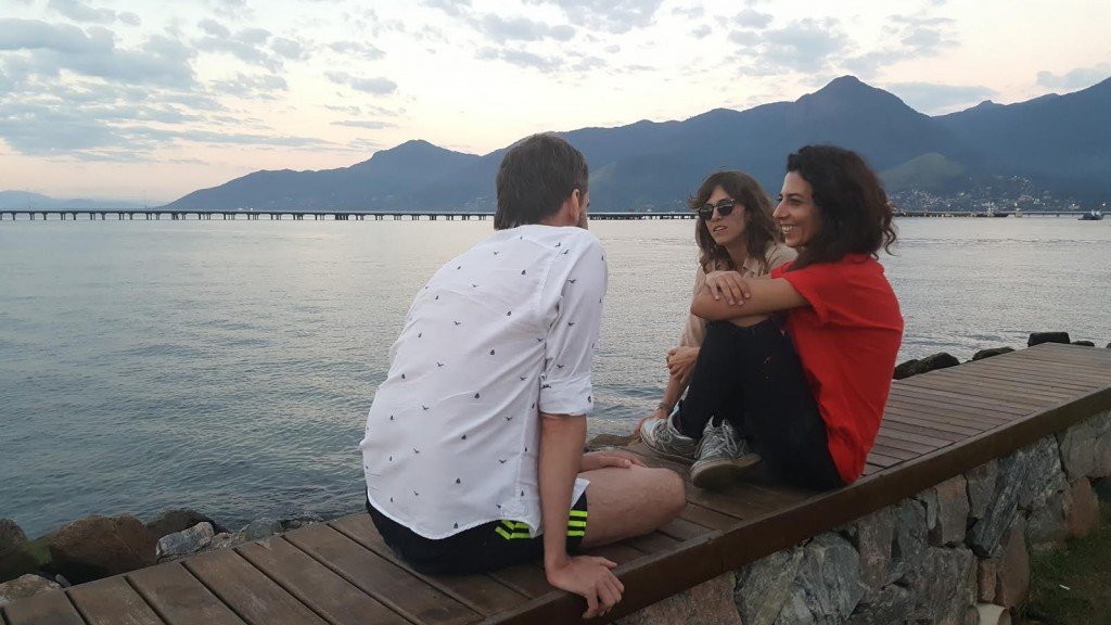 Anna Penteado e Tatiana Sobral falam sobre o Vento na orla sem-praia de São Sebastião.
