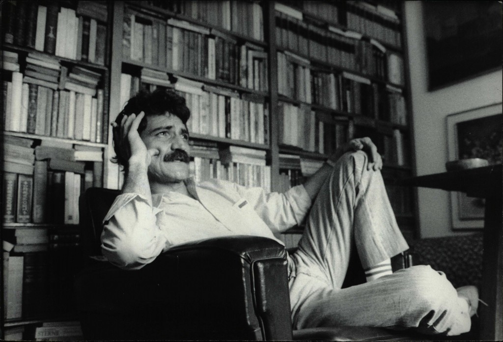 Belchior entre livros, em São Paulo, em 1986 - foto Homero Sergio/divulgação