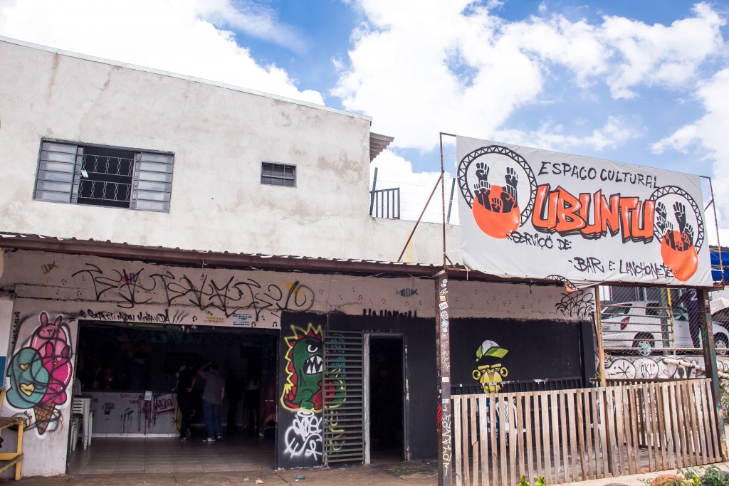 Um dos espaços que sediam as oficinas da segunda edição do Favela Sounds, por fora...