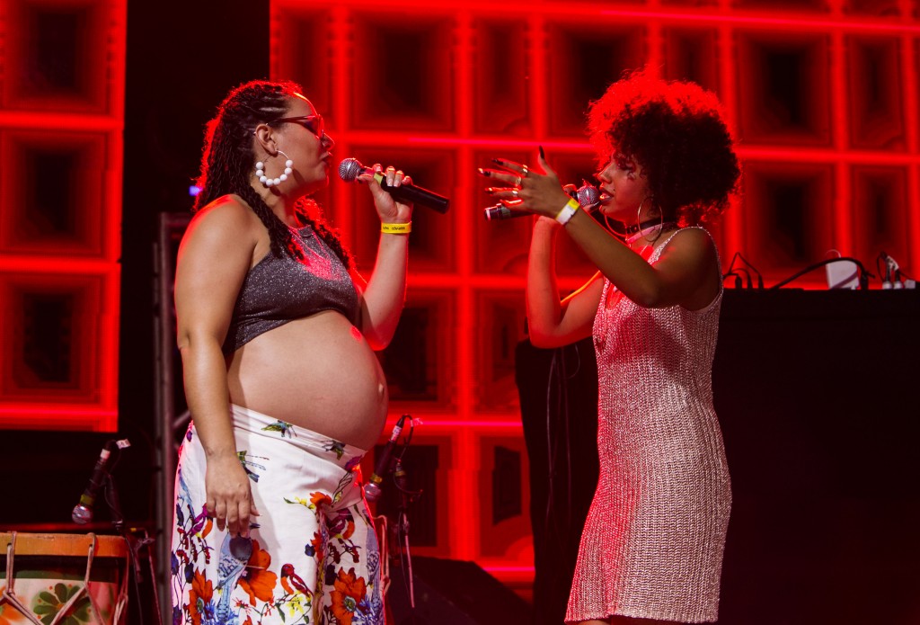 A brasiliense Thabata Lorena se apresenta com a vocalista mais grávida do que Leila Diniz - foto Rômulo Juracy/Favela Sounds