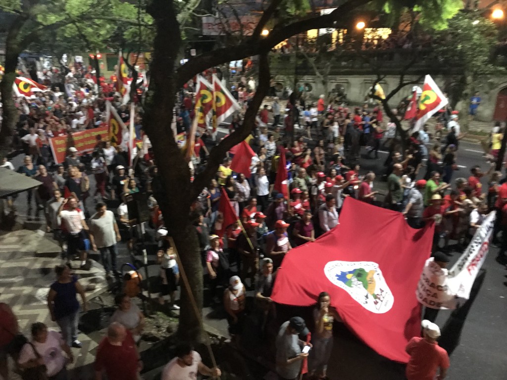 A marcha se espalha feito fumaça por Porto Alegre
