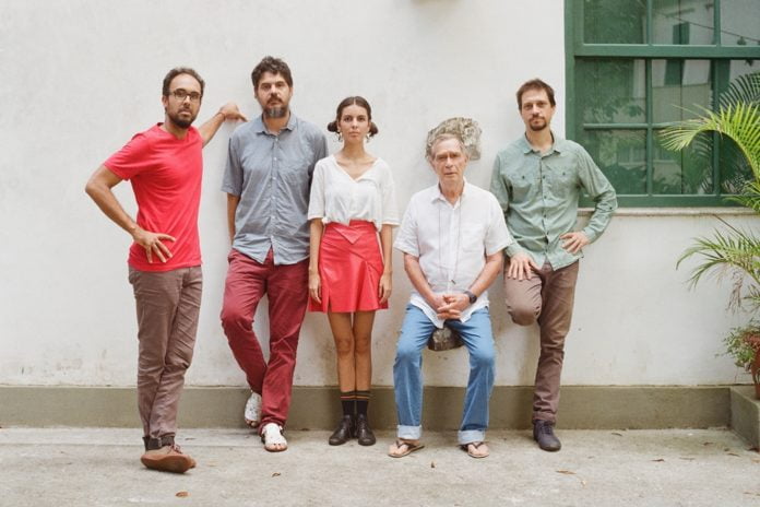 Com o dedo em feridas nacionais Jorge Mautner e a banda Tono. Foto: Gustavo Peres