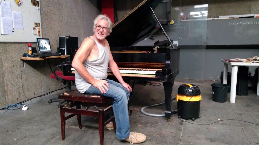 George Boyd comemorou seus 67 anos trabalhando no piano do Teatro Arthur Azevedo. Retrato: Zema Ribeiro
