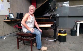 O paraíso de George Boyd George Boyd comemorou seus 67 anos trabalhando no piano do Teatro Arthur Azevedo. Retrato: Zema Ribeiro