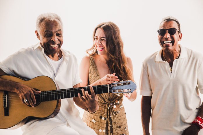 Roberta Sá - Gilberto Gil - Jorge Ben Jor - crédito Alice Venturi A cantora ladeada pelos parceiros Gilberto Gil e Jorge Benjor no clima descontraído das gravações de