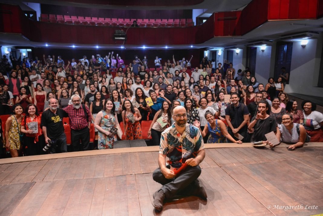 O português Valter Hugo Mãe e o ótimo público que compareceu ontem (27) ao Teatro 4 de Setembro, em Teresina/PI. Foto: Margareth Leite