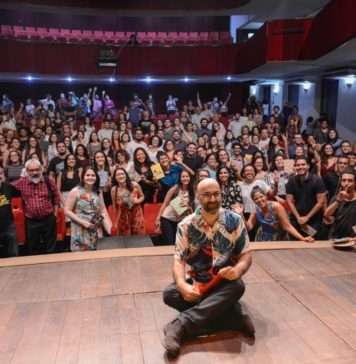 Os trabalhadores da palavra O português Valter Hugo Mãe e o ótimo público que compareceu ontem (27) ao Teatro 4 de Setembro, em Teresina/PI. Foto: Margareth Leite