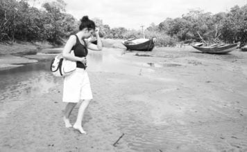 Mulher de vozes Ligiana Costa dança, a caminho de Mangue Seco. Foto: Zema Ribeiro