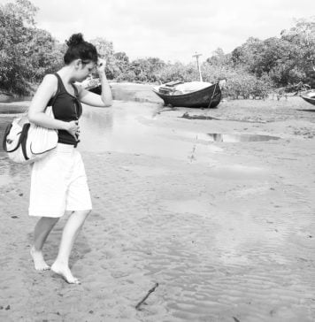 Mulher de vozes Ligiana Costa dança, a caminho de Mangue Seco. Foto: Zema Ribeiro