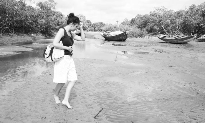 Mulher de vozes Ligiana Costa dança, a caminho de Mangue Seco. Foto: Zema Ribeiro