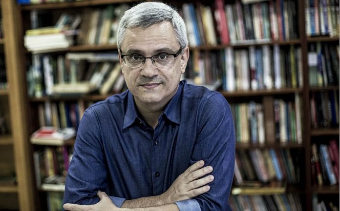 “A História não acabou” O jornalista e escritor Mário Magalhães. Retrato: Daniel Ramalho/ Divulgação