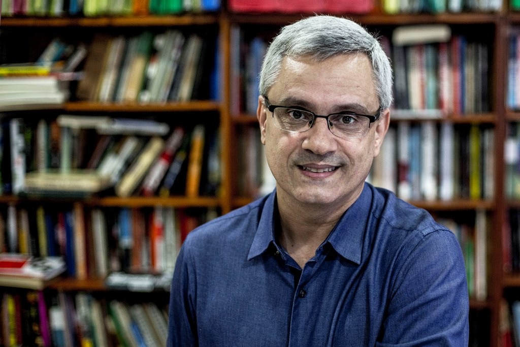 O jornalista e escritor Mário Magalhães. Retrato: Daniel Ramalho/ Divulgação