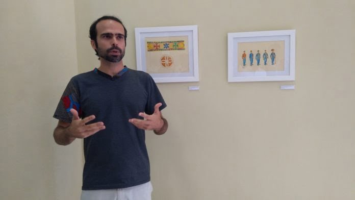 Uma leitura delicada do cangaço O artista visual Alexandre Mourão. Retrato: Zema Ribeiro