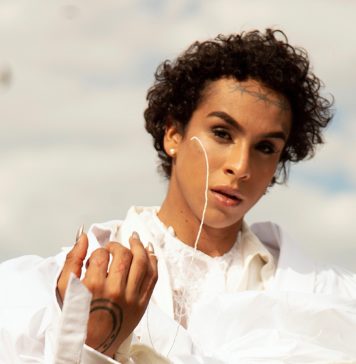 Linn da Quebrada ora em terreno minado Linn da Quebrada no clipe "Oração"