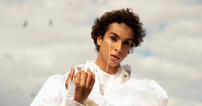 Começa o Mês da Consciência Negra em São Paulo Linn da Quebrada no clipe "Oração"