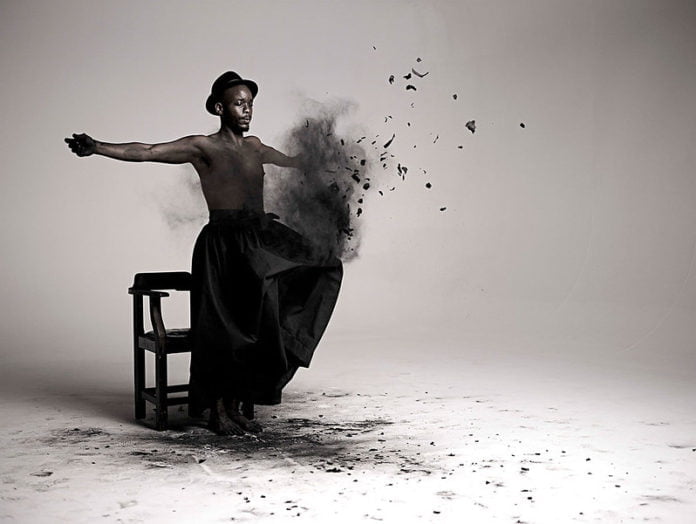 As comunidades imaginadas do Sesc Videobrasil Sesc_Videobrasil: Mohau Modisakeng, sul-africano, realiza performance inspirada em imagens de Marc Ferréz de 1882