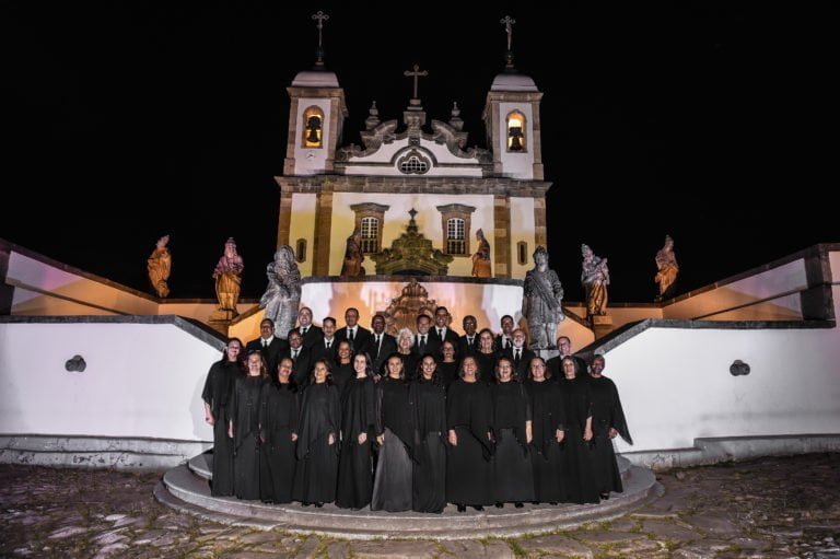 Coral Cidade dos Profetas apresenta novo álbum nas escadarias do Memorial Vale, em Belo Horizonte