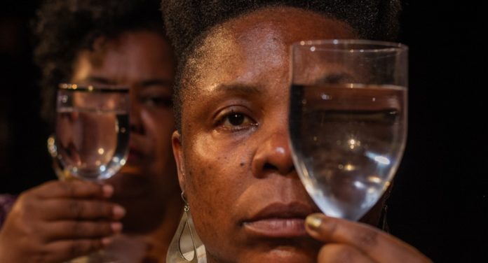 Fiac-Bahia vai até domingo Cena de "Holocausto Brasileiro", apresentado no Fiac-Bahia